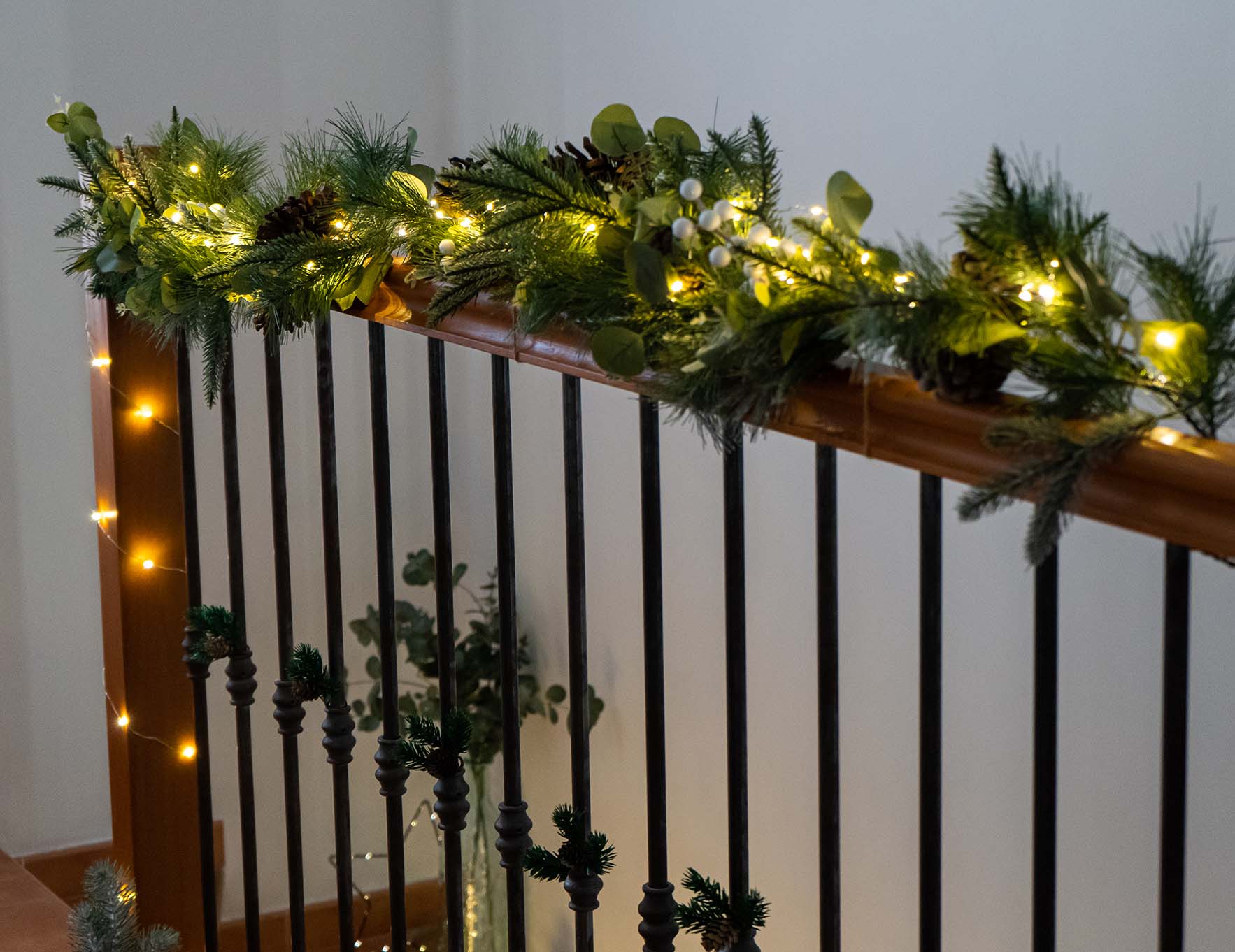 Comment installer une guirlande lumineuse sur le sapin?