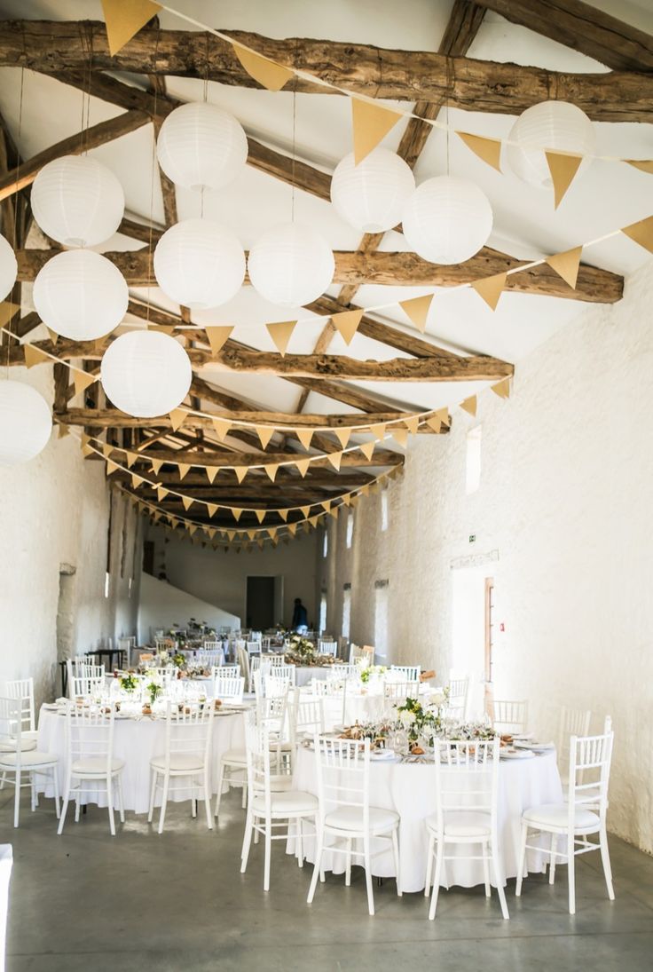 großer Saal Girlanden Hochzeit