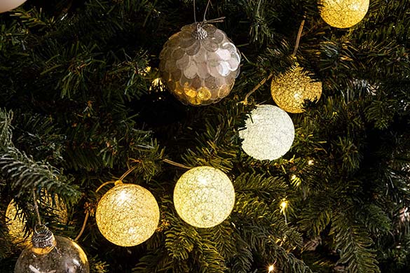 Kugel auf Tannenbaum