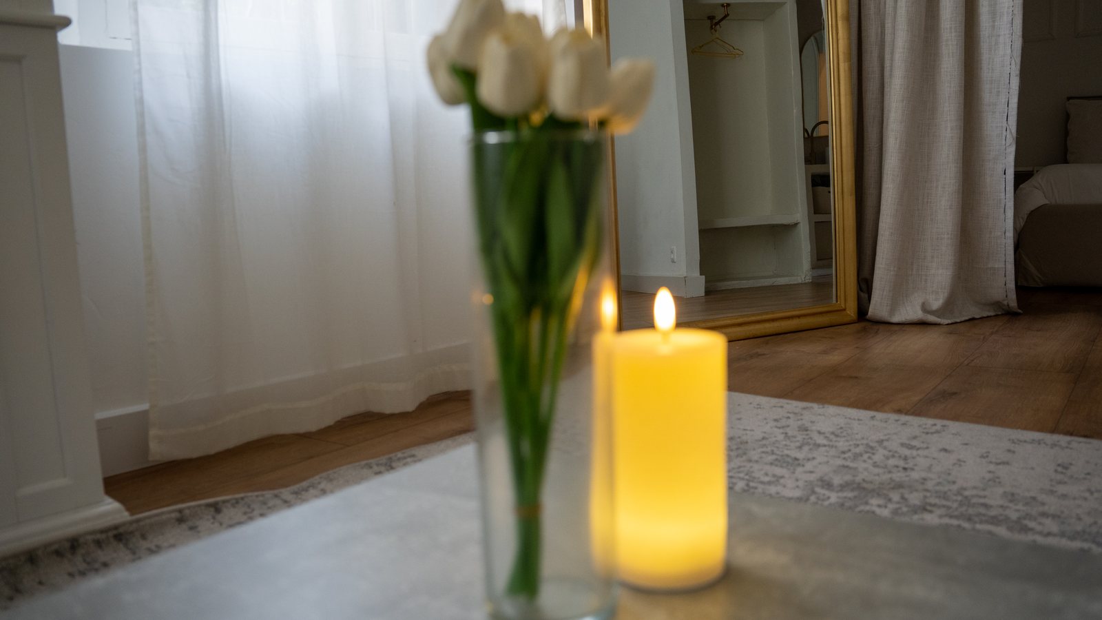 Bougie LED Guirled allumée dans un salon lumineux