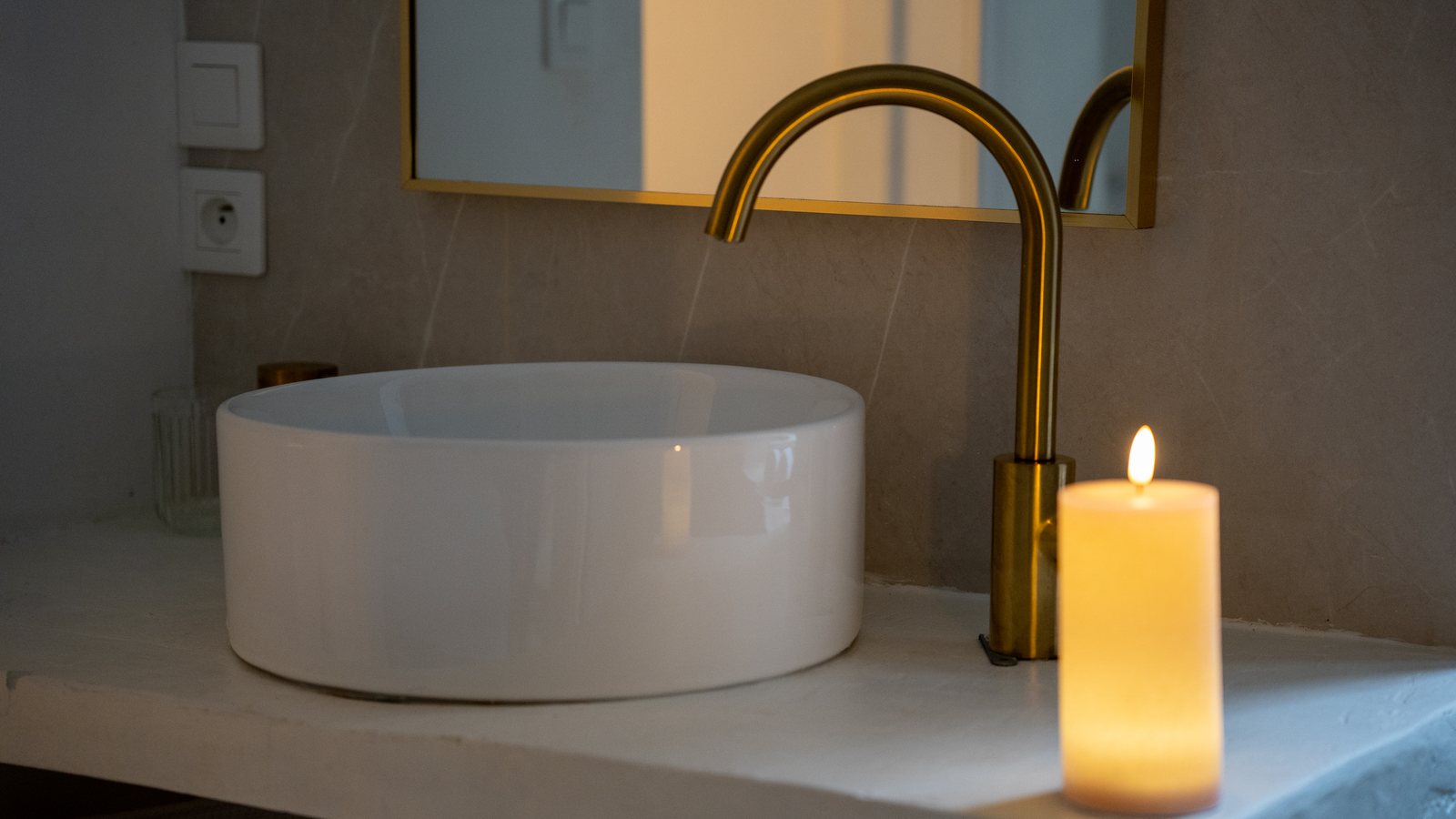 Bougie LED rechargeable allumée dans une salle de bain