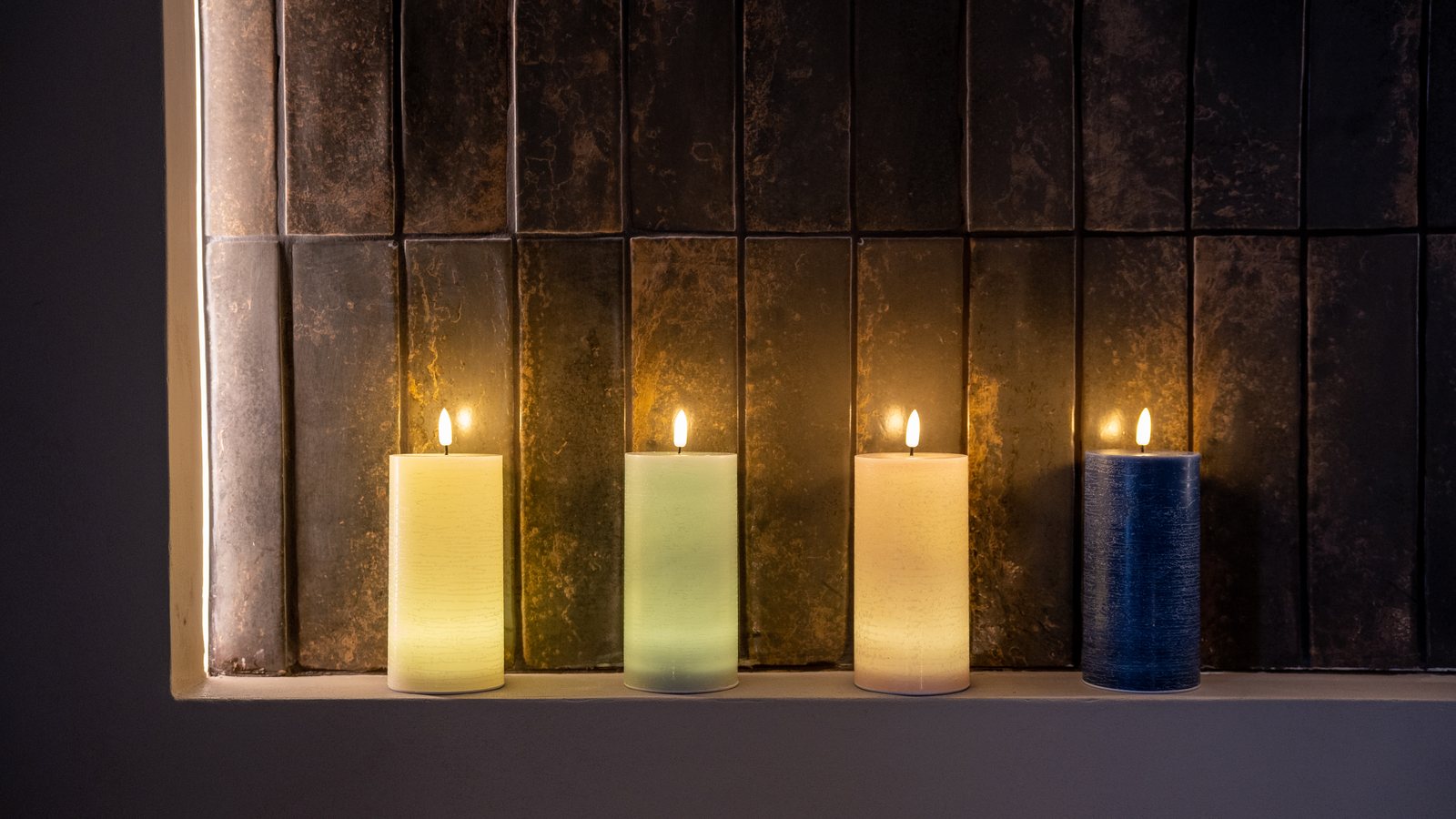 Rangée de bougies LED allumées, lumière intérieure
