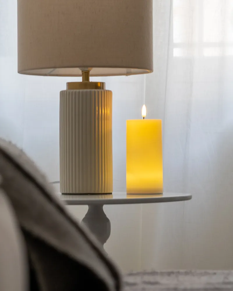 Bougie LED Guirled sur une table de chevet