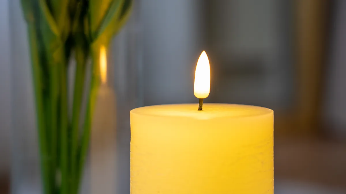 Gros plan sur la flamme vacillante de la bougie LED Guirled