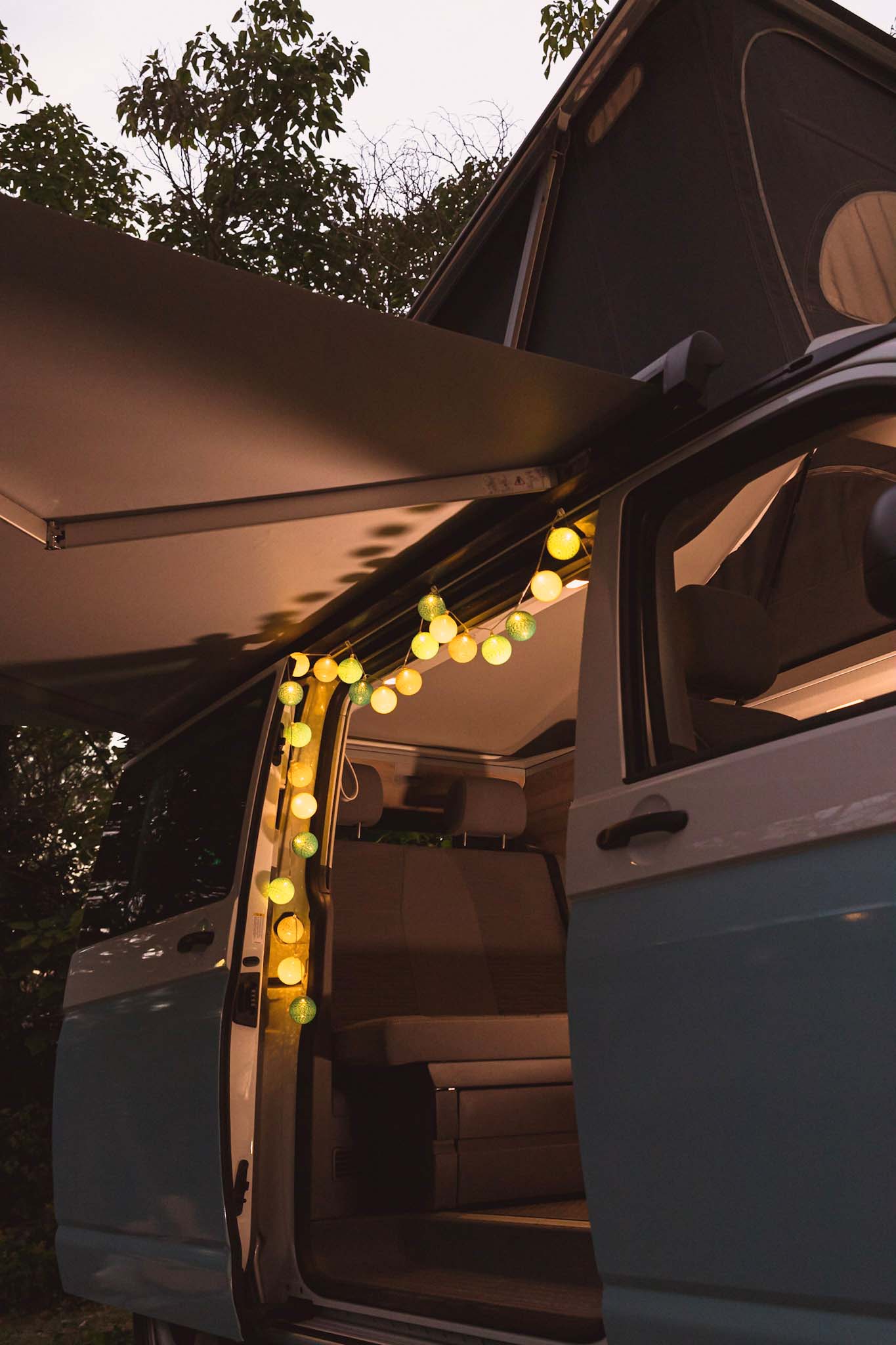 zelten mit led led-girlande camping