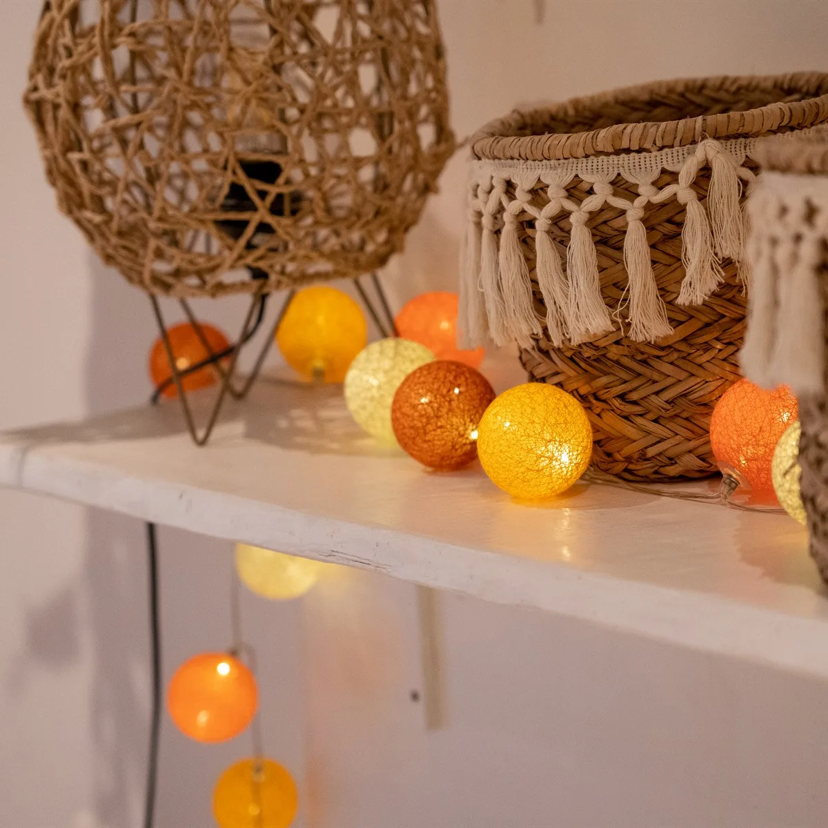 Guirlande lumineuse à boules de coton Ottoman sur une étagère