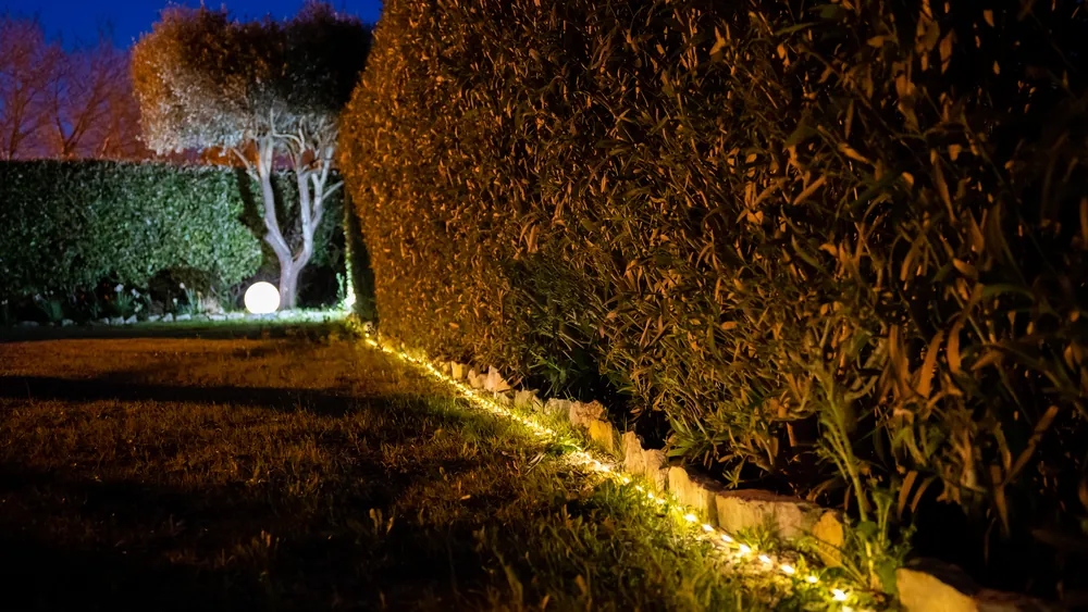 Solar Mini LED lichtslinger van Guirled langs een border