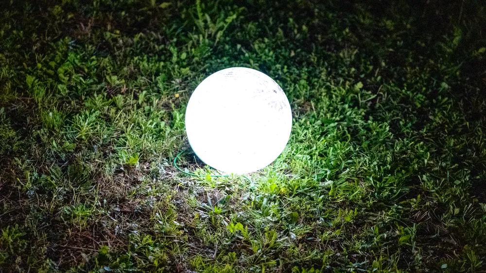 Brandende solar lichtbol van Guirled in het gras