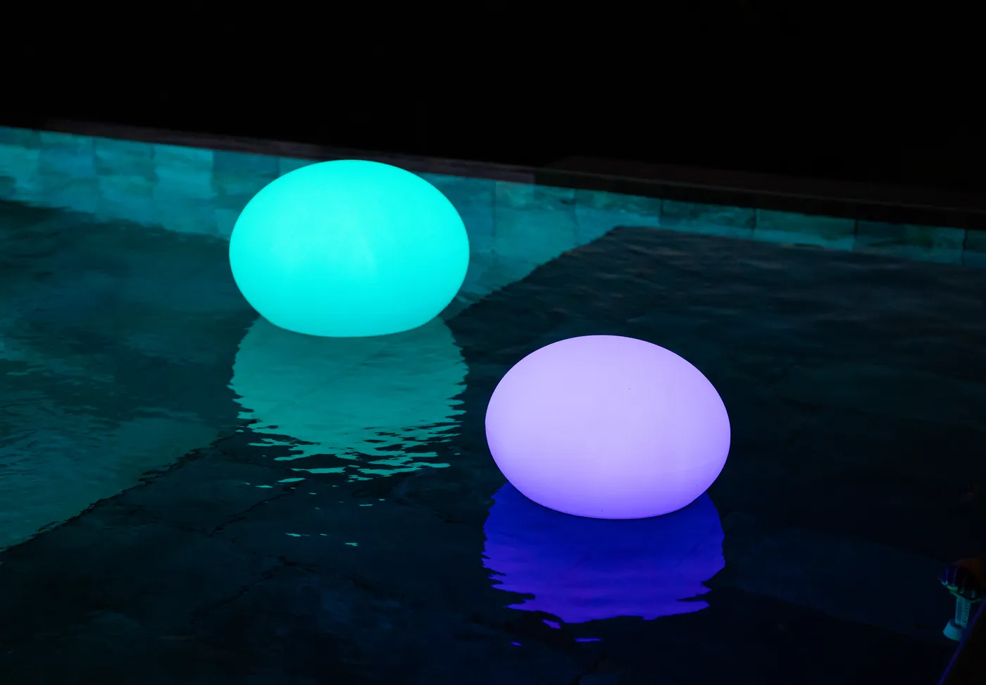 Solar Galet-lampen RGB van Guirled in blauw en paars op het water