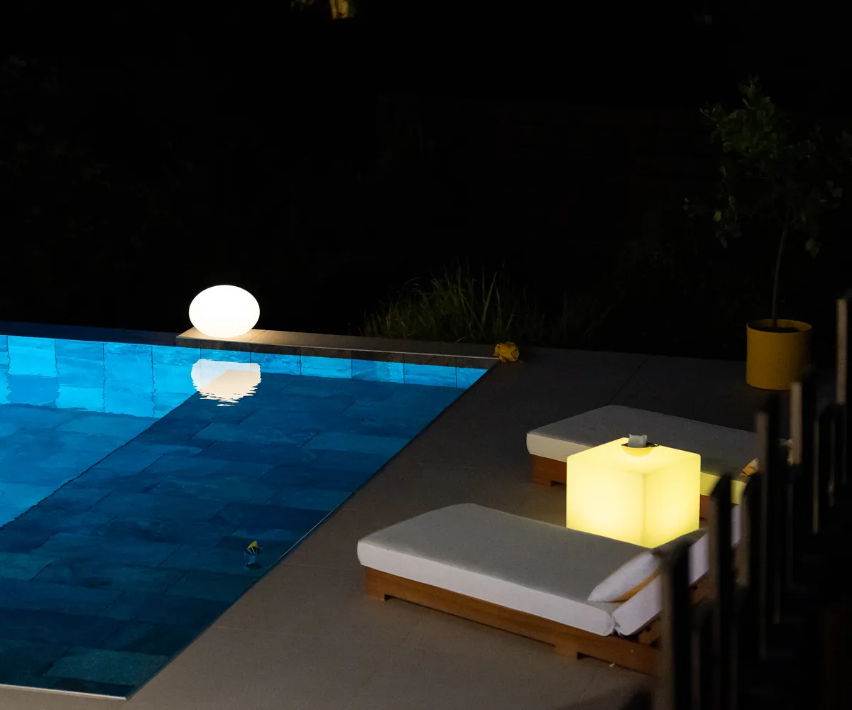 Galet et Cube solaires Guirled au bord d’une piscine