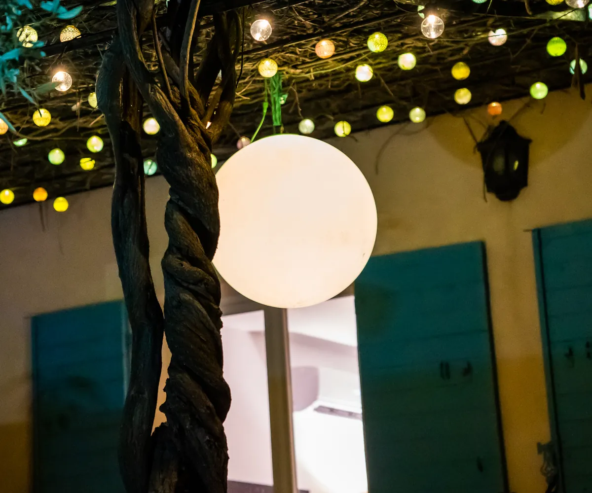 Sphère solaire Guirled suspendue sous une pergola