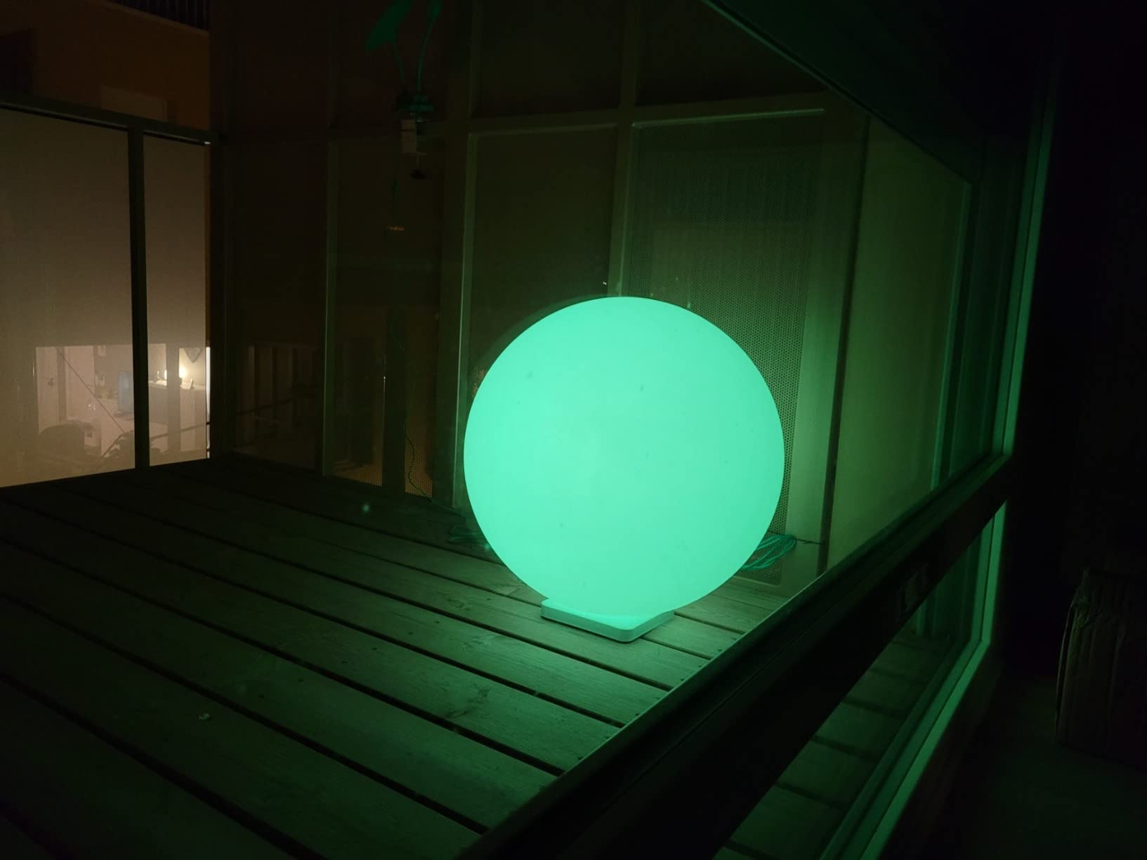 sphere solaire sur terrasse en bois sphere solaire sur terrasse en bois