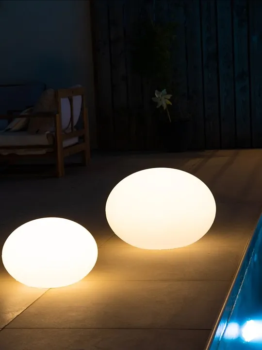 Lampes solaires à poser au bord d’une piscine