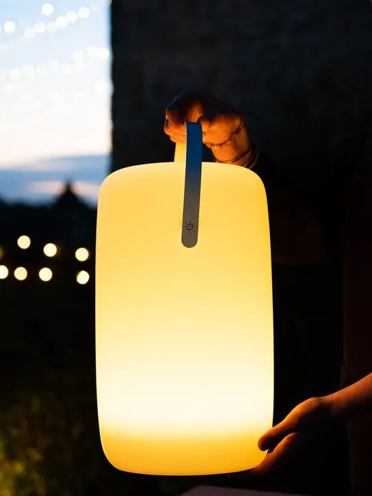 Lampe nomade solaire tenue à la main
