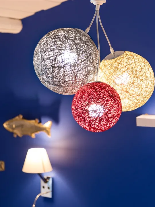 Suspension triptyque LED à trois boules en chanvre
