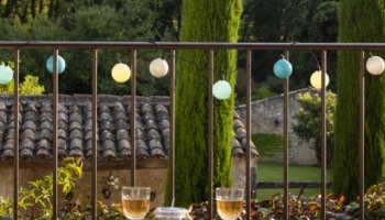 Comment décorer sa terrasse avec des guirlandes lumineuses LED ?